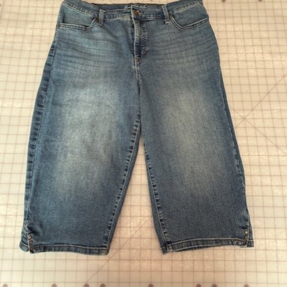 Women’s Shorts, Gloria Vanderbilt, Knee length, Blue Medium Wash Denim Size 14 - Picture 1 of 14